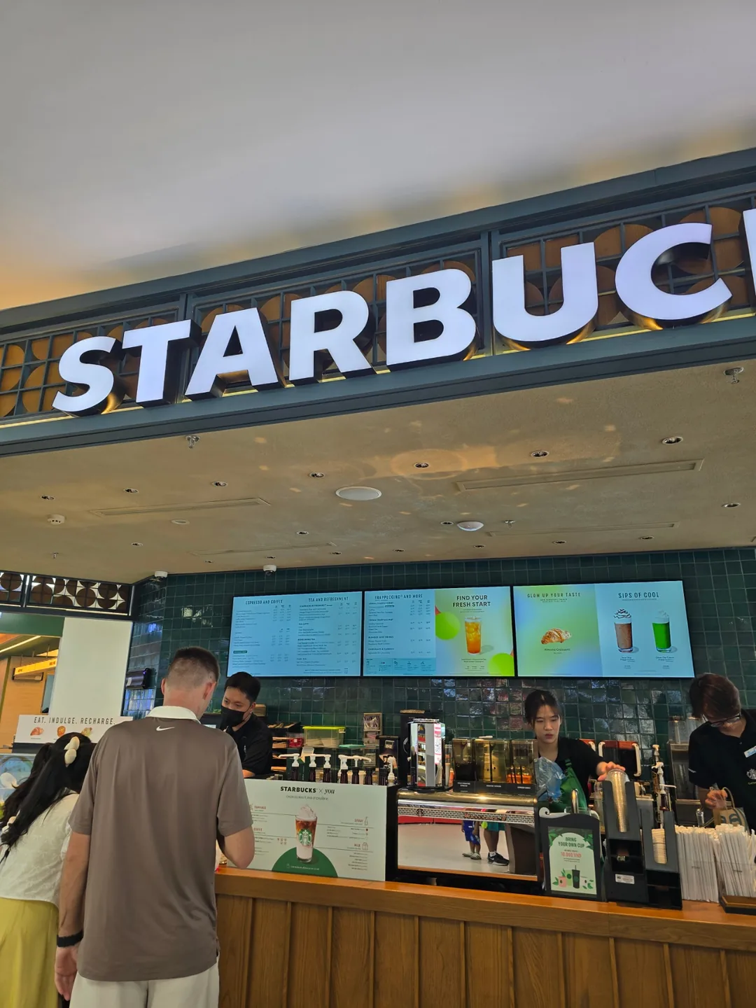 Nhật ký chuyến đi 7🛫🇻🇳 Starbucks trong siêu thị