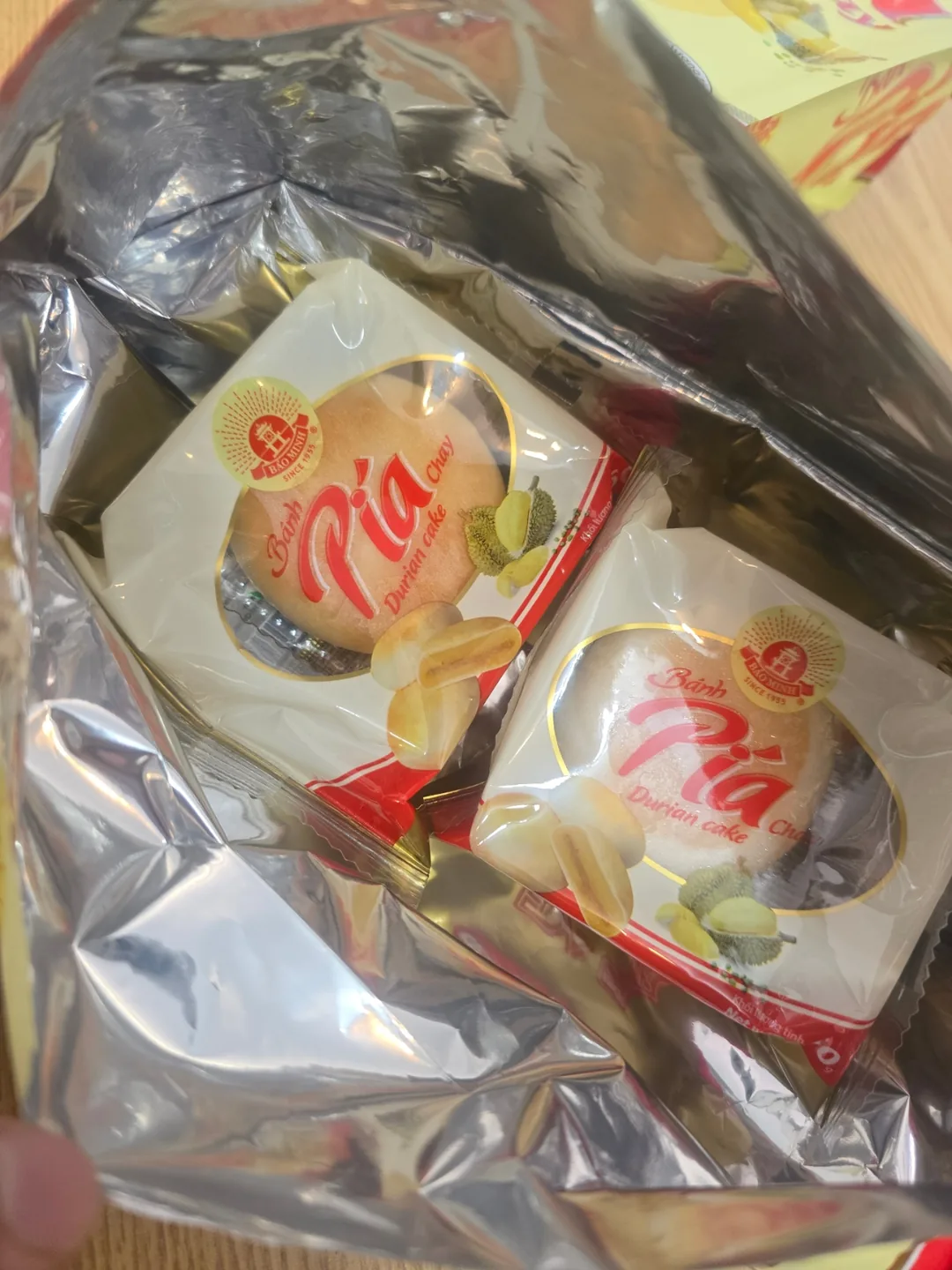 Review ngày 7 🛫🇻🇳 Món mua sắm tình cờ, Bánh Pía Sầu Riêng Manju