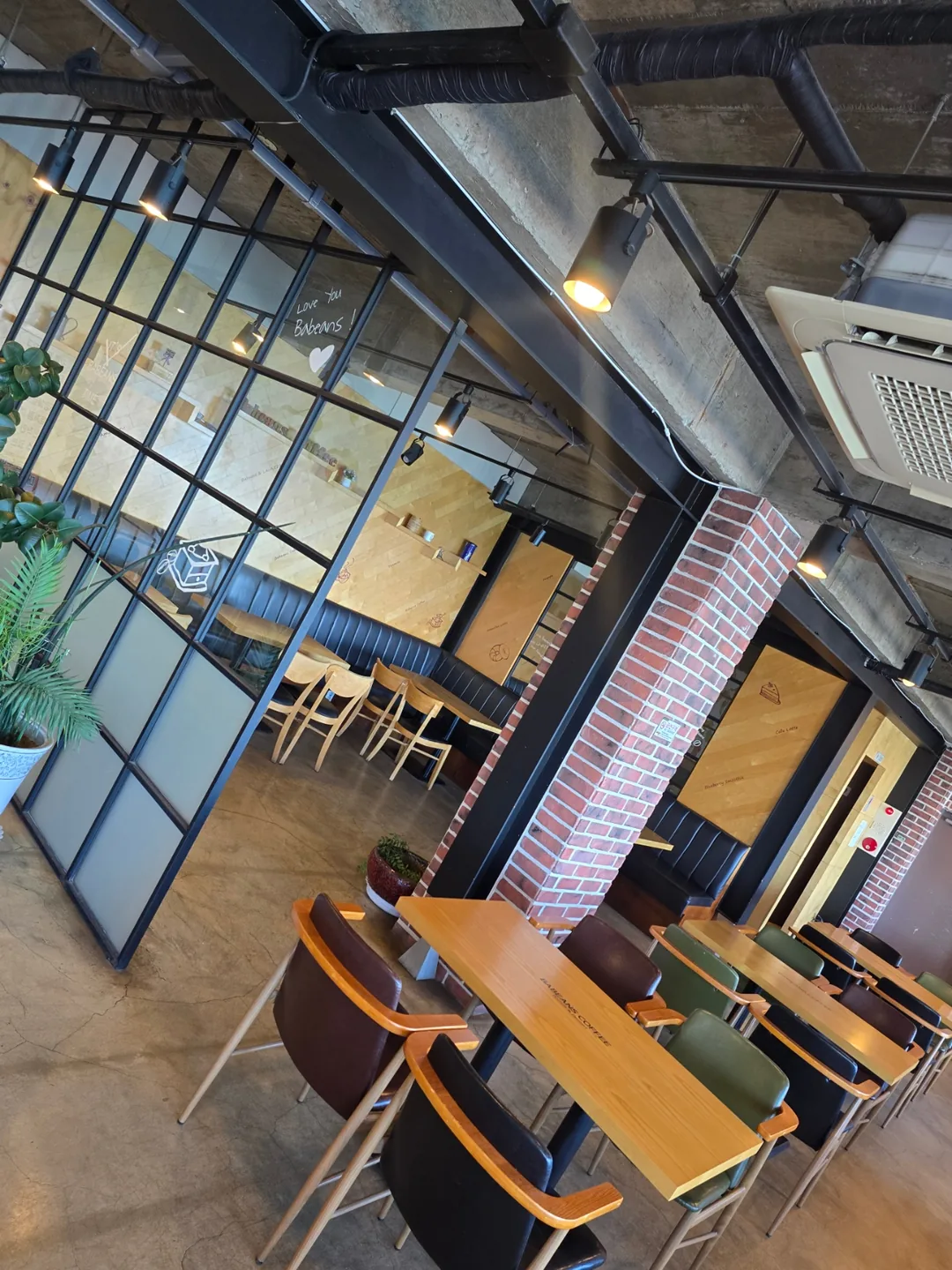 Quán cà phê mì Ý tô bánh mì ngon nhất Sokcho!