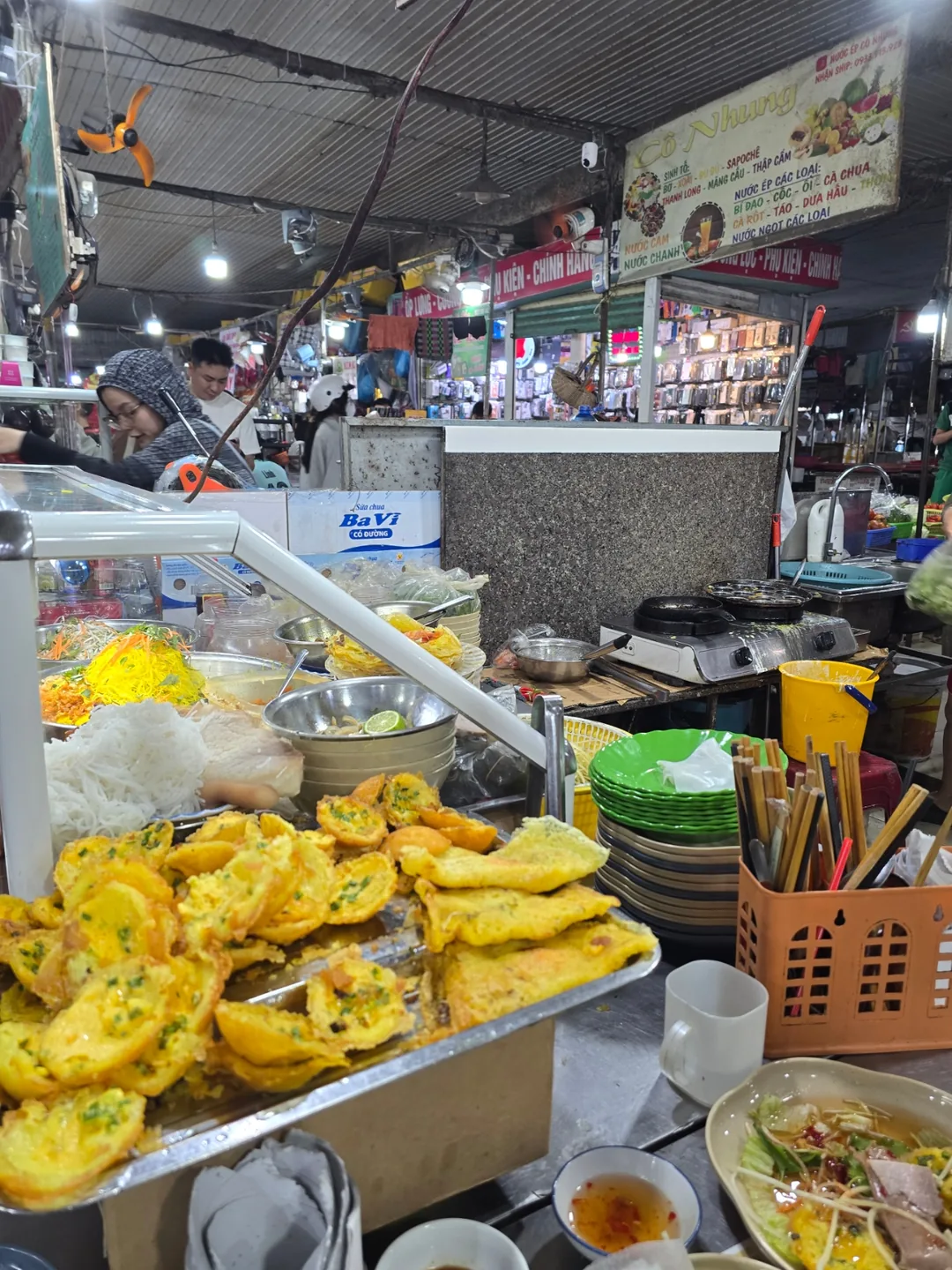Review chuyến đi số 7 🛫🇻🇳 Chợ Bakmian — Bánh Căn? Thịt Heo Cuốn?