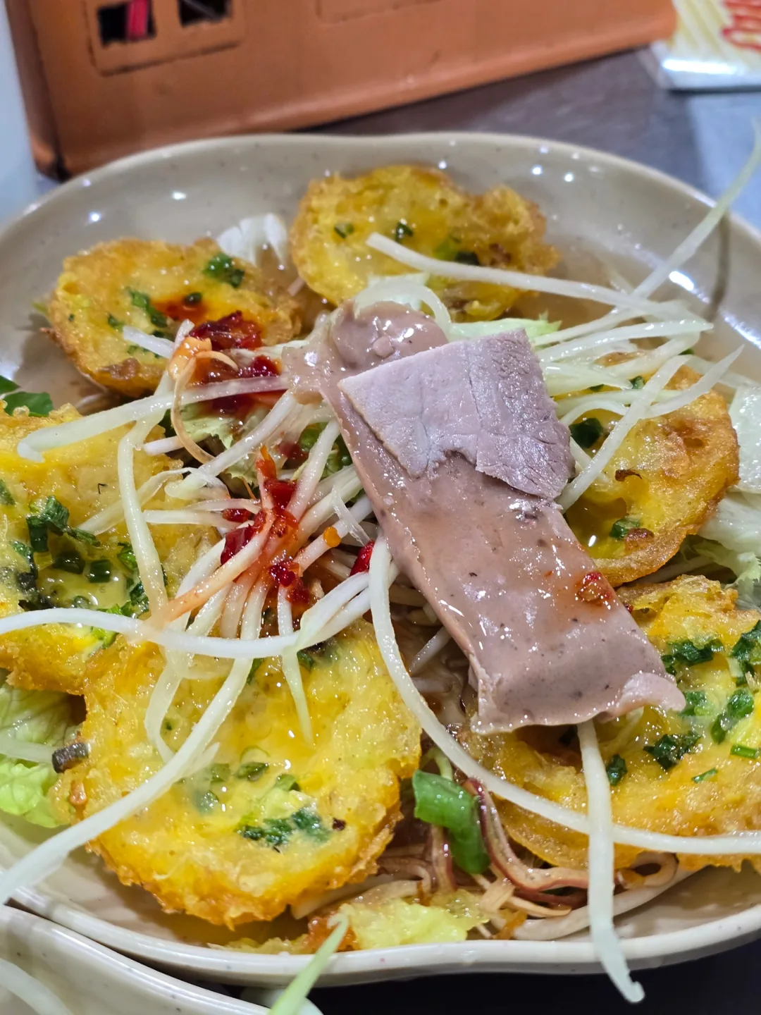 Review chuyến đi số 7 🛫🇻🇳 Chợ Bakmian — Bánh Căn? Thịt Heo Cuốn?