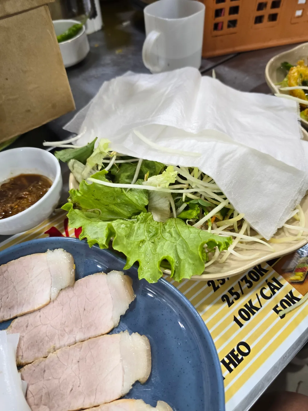 Review chuyến đi số 7 🛫🇻🇳 Chợ Bakmian — Bánh Căn? Thịt Heo Cuốn?