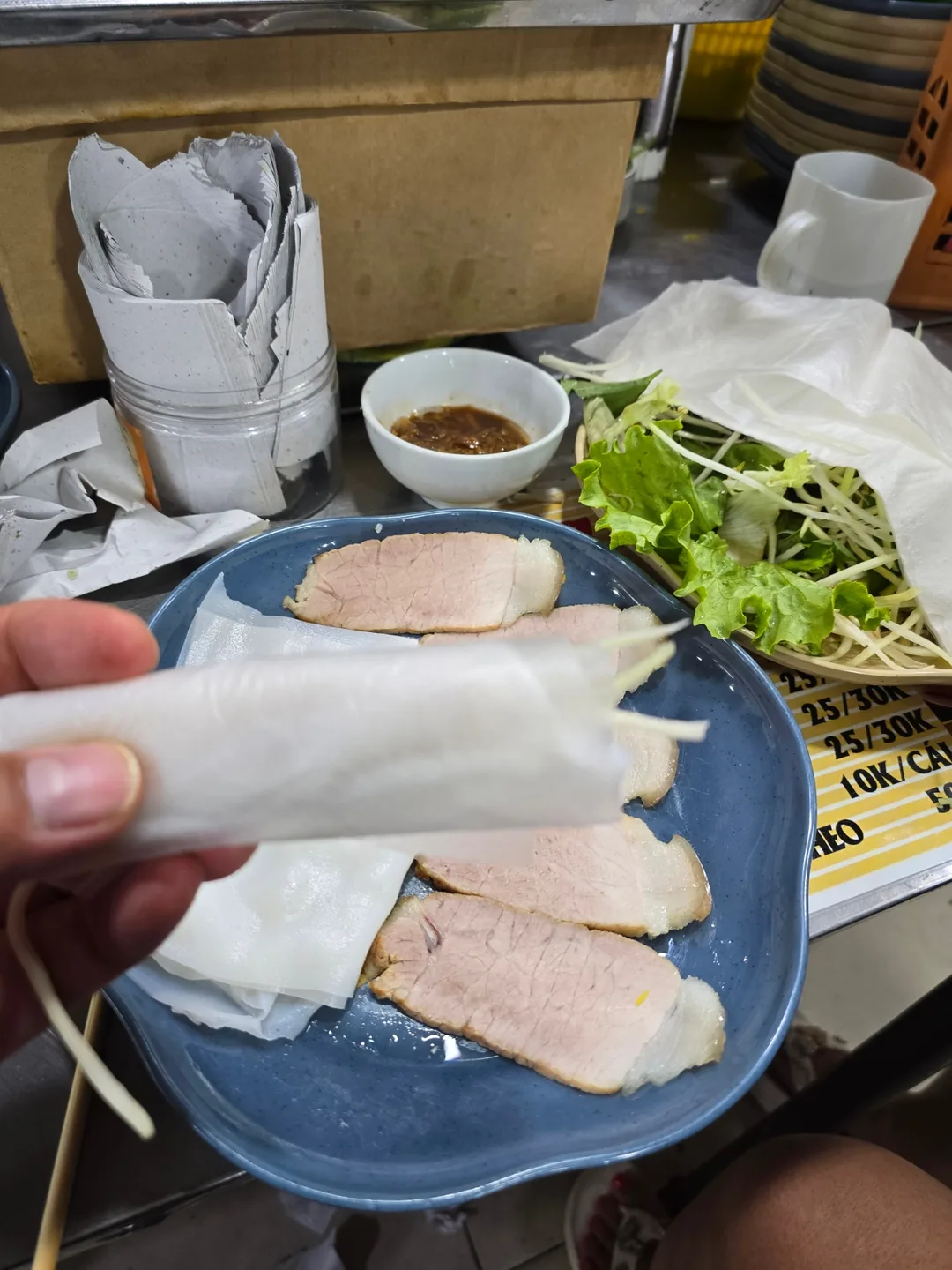 Review chuyến đi số 7 🛫🇻🇳 Chợ Bakmian — Bánh Căn? Thịt Heo Cuốn?
