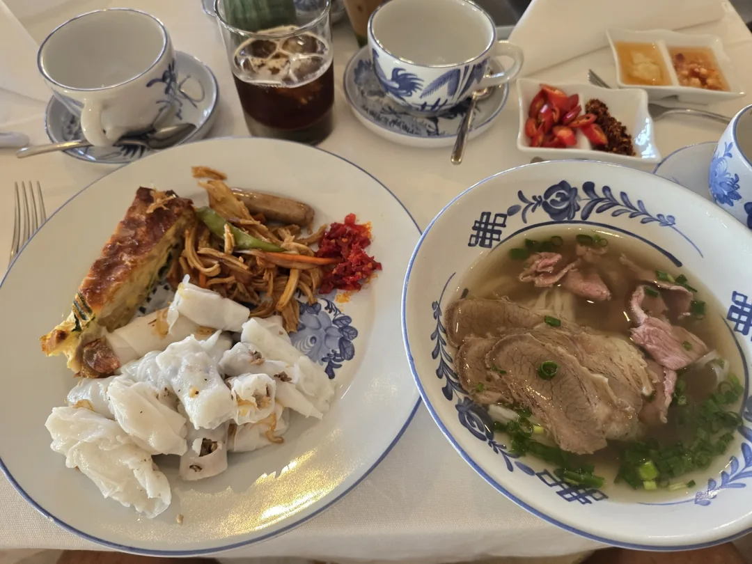 Hahaha, bữa sáng ngon quá.