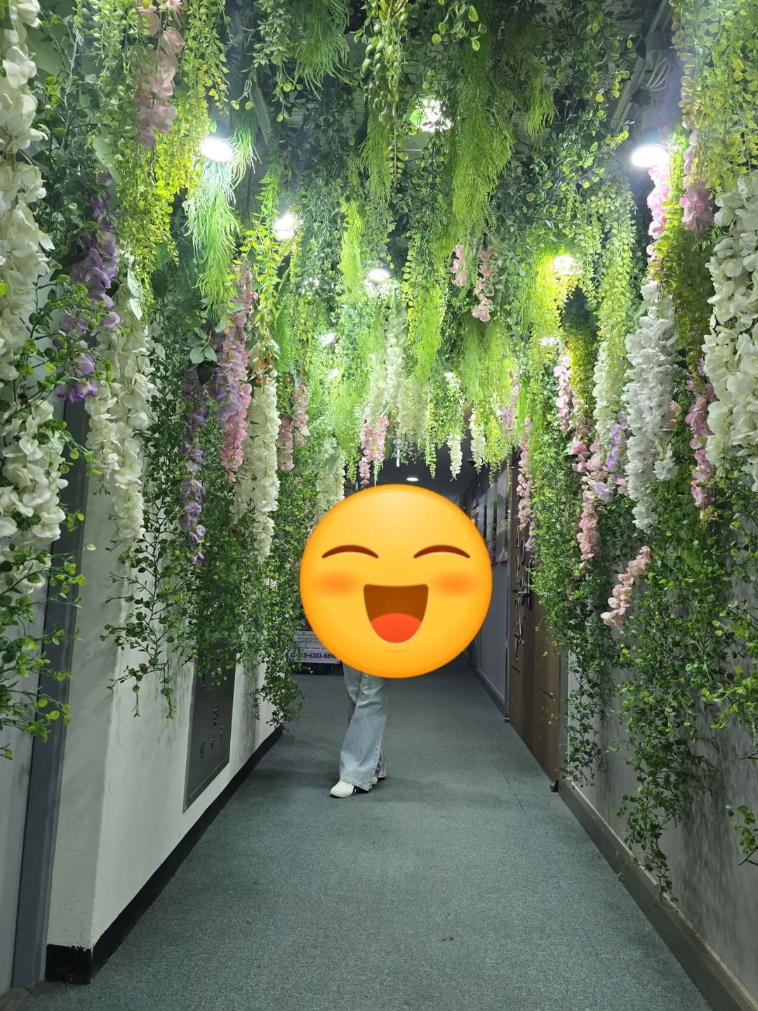 Quán cà phê 1 với khung cảnh biển tuyệt đẹp qua cửa sổ toàn cảnh