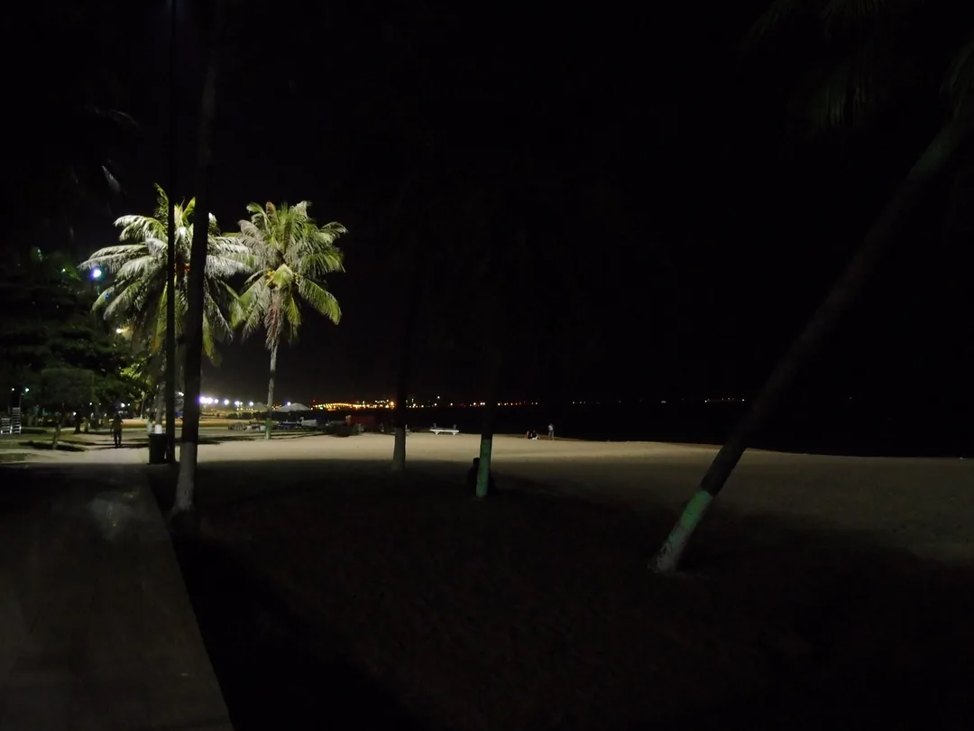 芽莊海灘美景,細緻沙灘與湛藍海水相互輝映