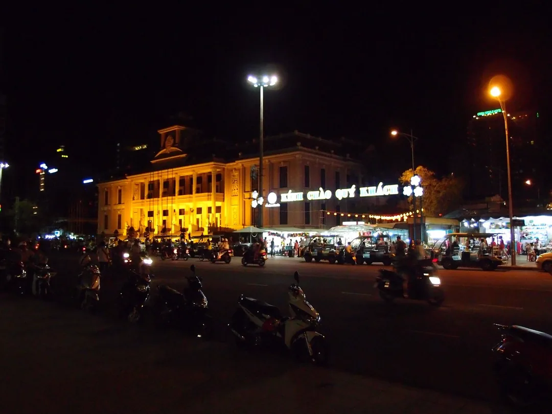 芽莊夜市小吃攤販,充滿當地特色的美食體驗