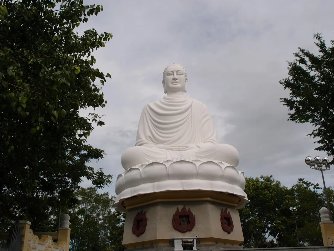 芽莊龍山寺巨型白色佛像,俯瞰整座城市的景色