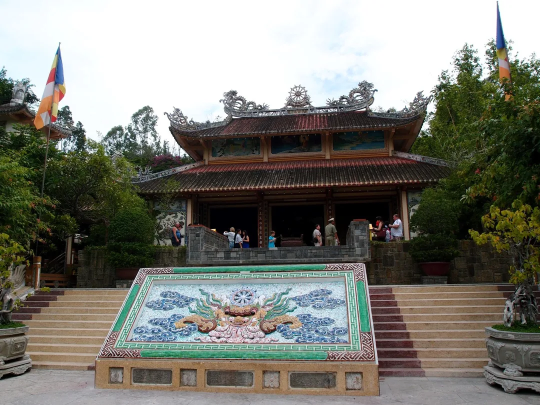 芽莊龍山寺巨型白色佛像,俯瞰整座城市的景色