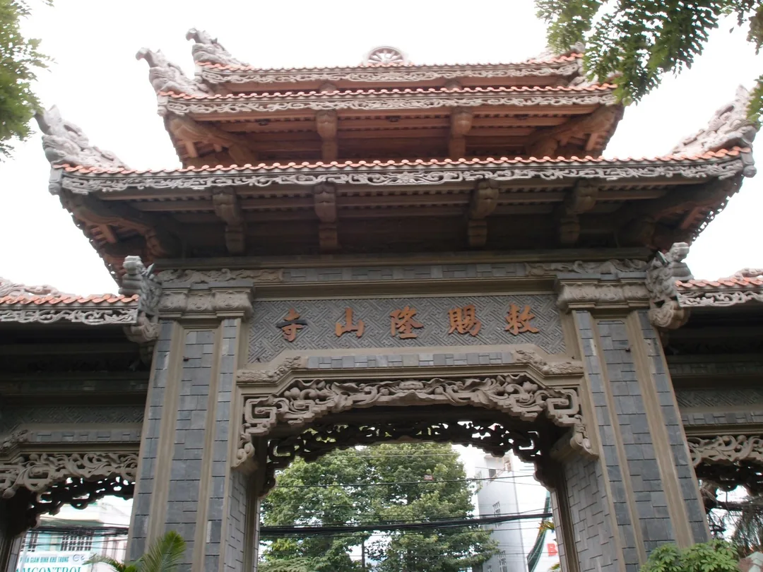 芽莊龍山寺巨型白色佛像,俯瞰整座城市的景色