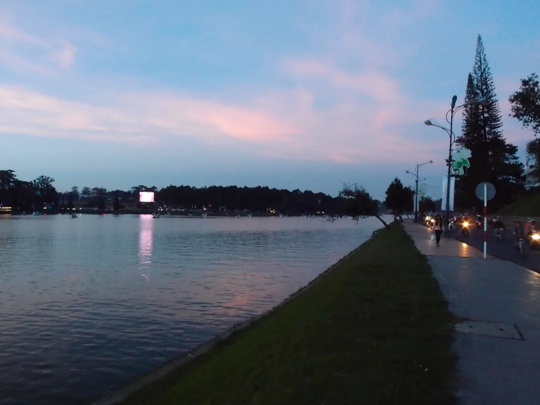 春香湖(Xuan Huong Lake)湖畔風景,倒映著藍天與白雲的大叻市中心地標。