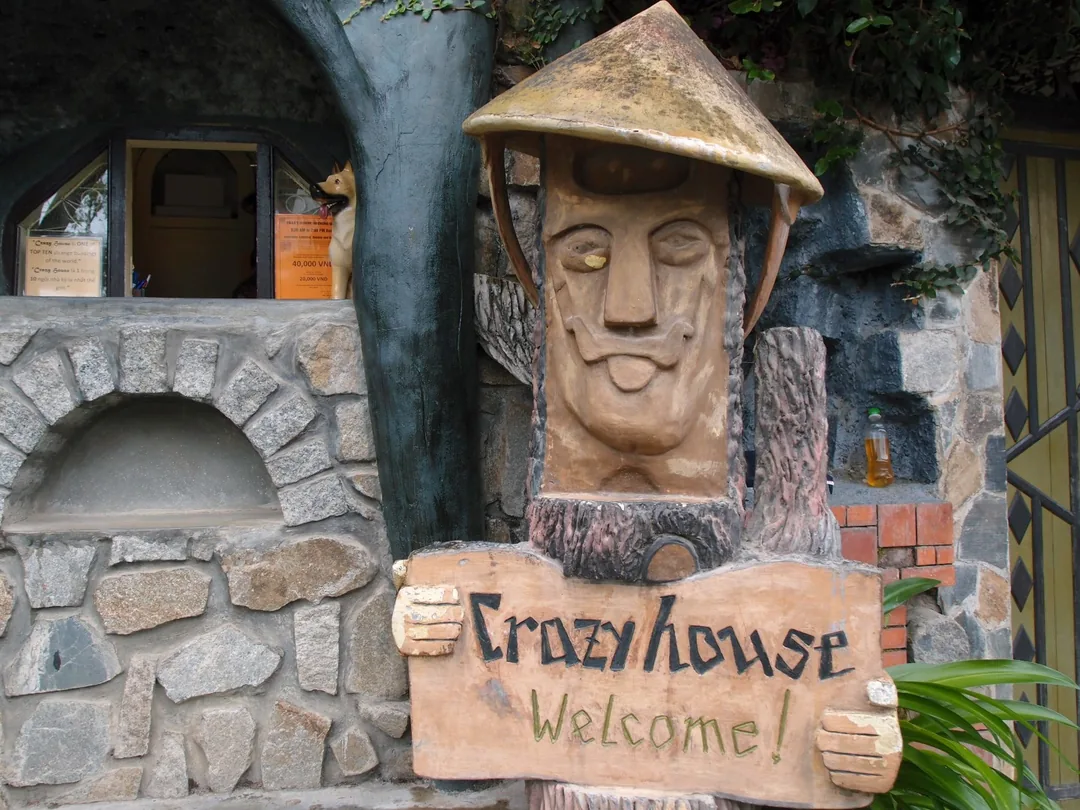 大叻瘋狂屋(Crazy House)的奇幻建築,蜿蜒的階梯與獨特造型宛如童話世界。