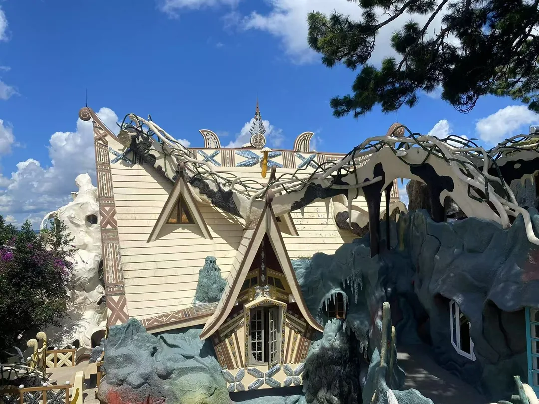大叻瘋狂屋(Crazy House)的奇幻建築,蜿蜒的階梯與獨特造型宛如童話世界。