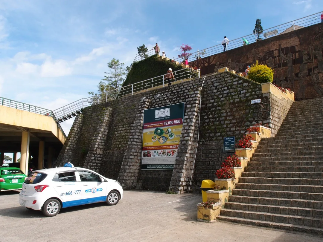 竹林禪寺(Trúc Lâm Temple)寧靜的佛寺,坐落於群山環繞的自然美景中。