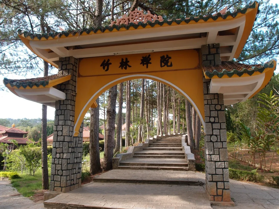 竹林禪寺(Trúc Lâm Temple)寧靜的佛寺,坐落於群山環繞的自然美景中。