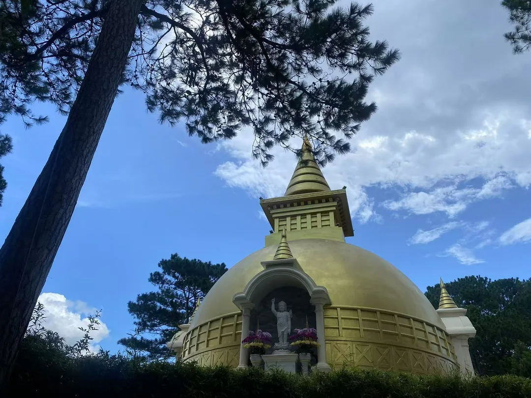 竹林禪寺(Trúc Lâm Temple)寧靜的佛寺,坐落於群山環繞的自然美景中。