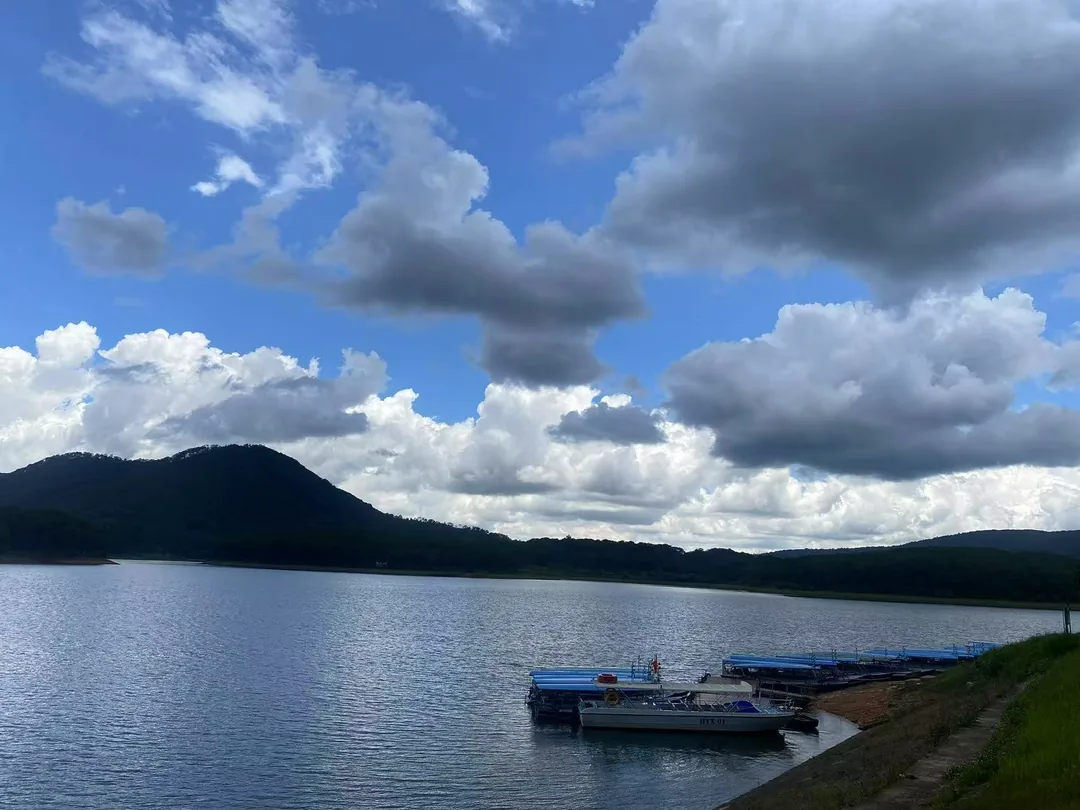 Tuyen Lam 湖(Tuyen Lam Lake)靜謐湖泊景色,湖面倒映著青山與白雲。