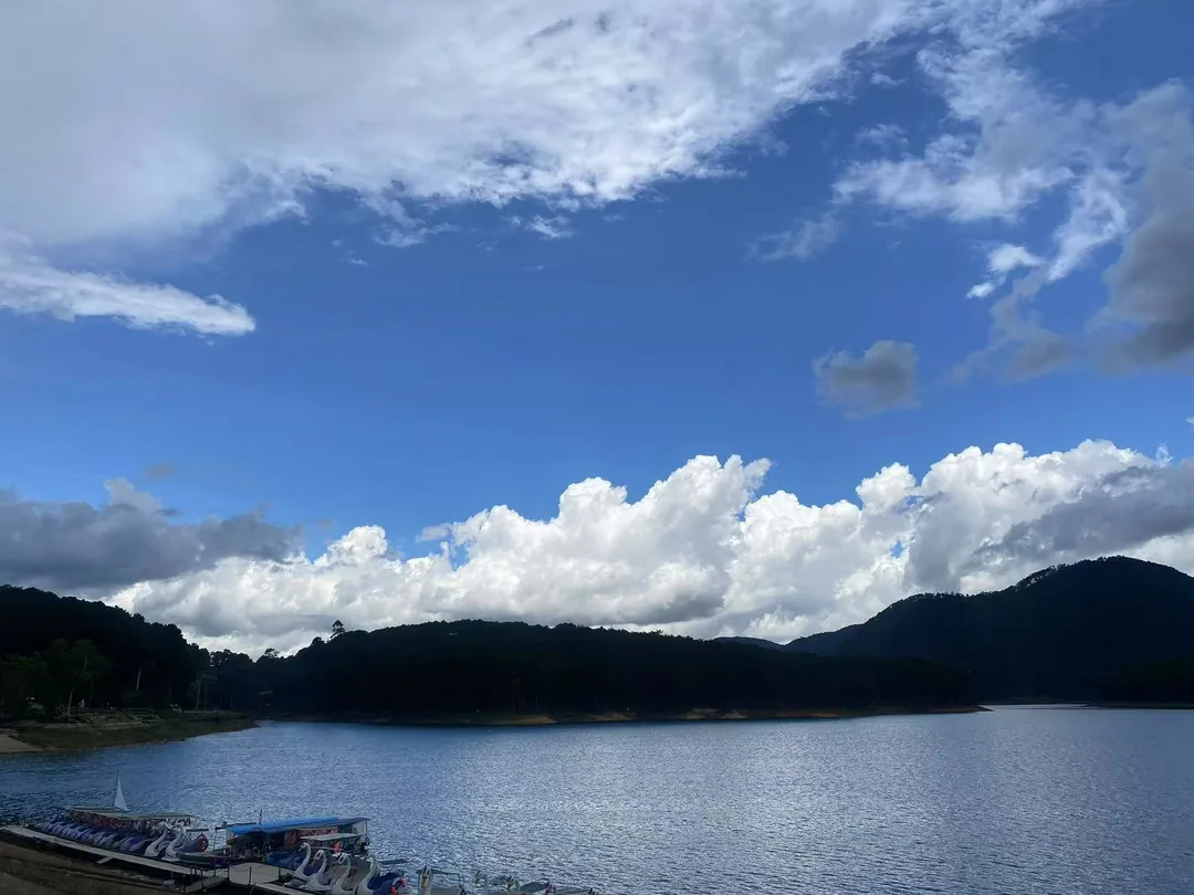 Tuyen Lam 湖(Tuyen Lam Lake)靜謐湖泊景色,湖面倒映著青山與白雲。