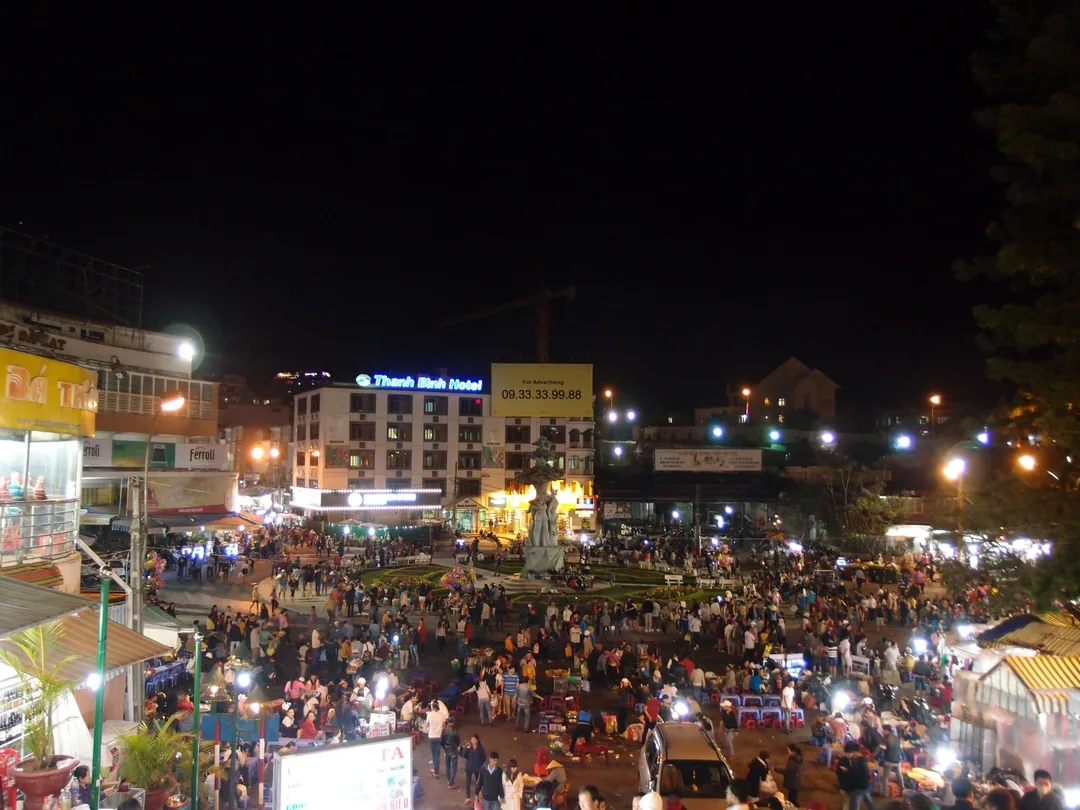 大叻夜市(Dalat Night Market)熱鬧的市集,販售烤米紙、豆奶與各種當地特色美食。
