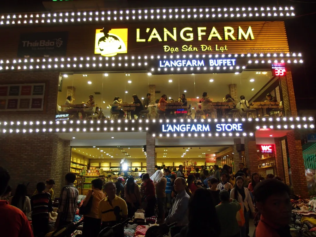 大叻夜市(Dalat Night Market)熱鬧的市集,販售烤米紙、豆奶與各種當地特色美食。