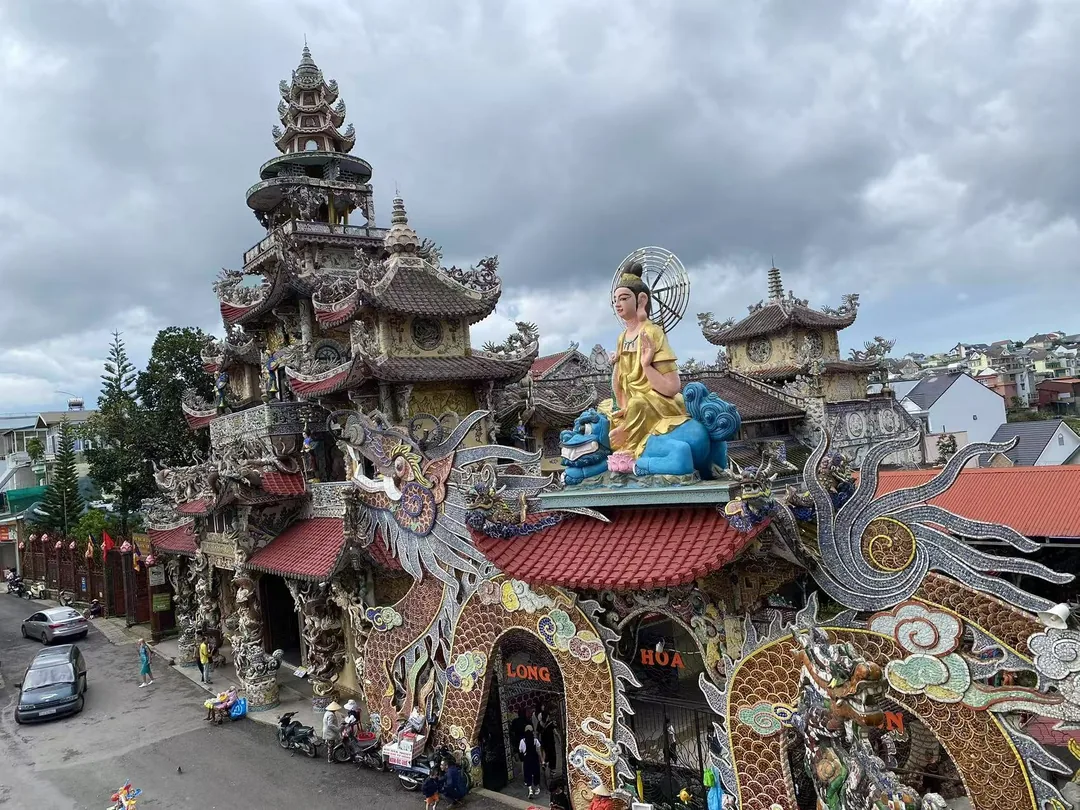 靈福寺(Linh Phuoc Pagoda)以五彩馬賽克拼貼裝飾的寺廟,擁有精美龍雕與佛像。