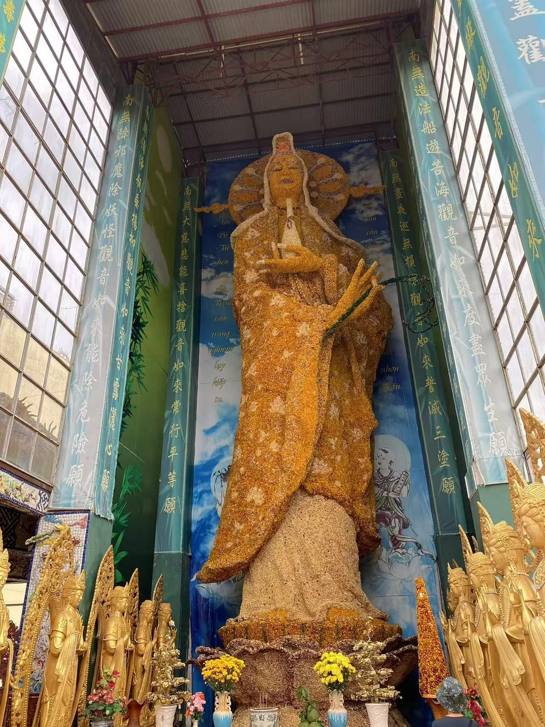 靈福寺(Linh Phuoc Pagoda)以五彩馬賽克拼貼裝飾的寺廟,擁有精美龍雕與佛像。