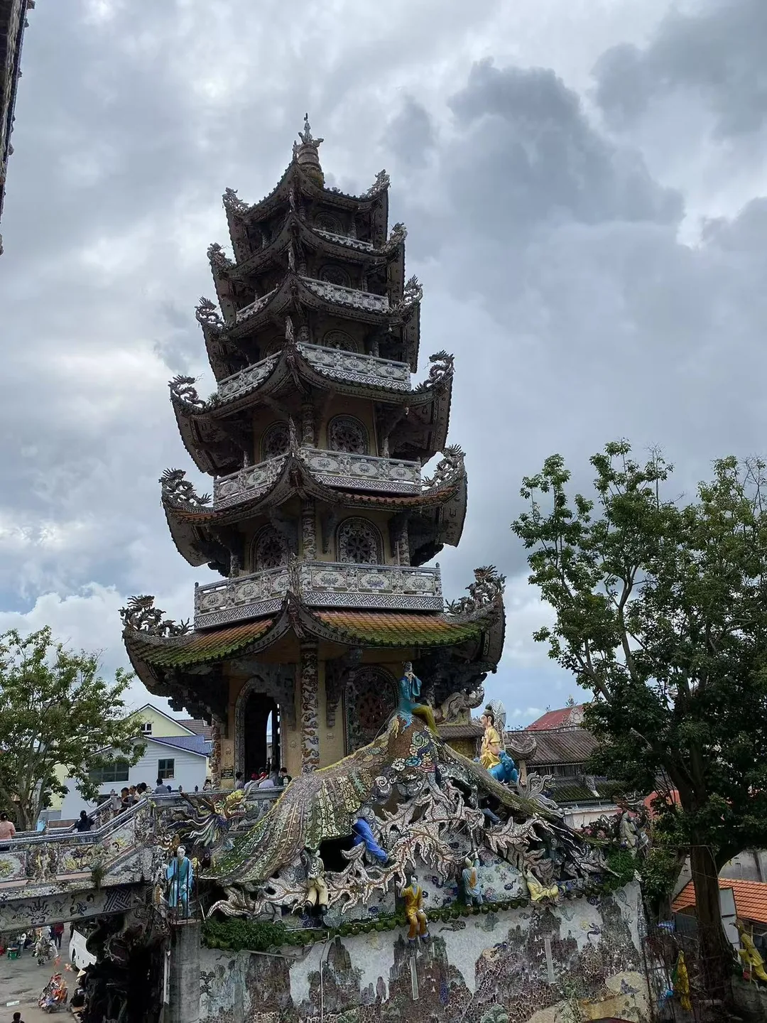 靈福寺(Linh Phuoc Pagoda)以五彩馬賽克拼貼裝飾的寺廟,擁有精美龍雕與佛像。