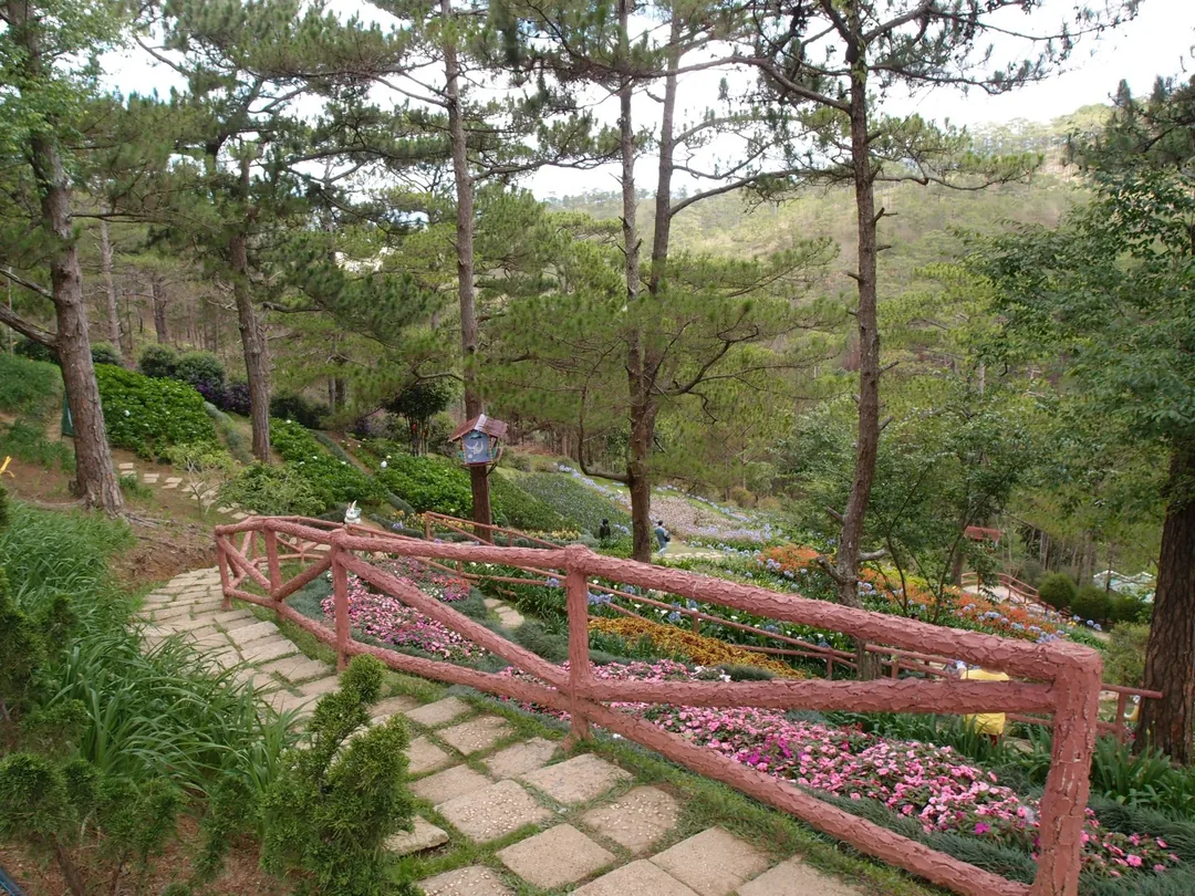 愛情谷(Valley of Love)園區內的心形裝飾與五彩繽紛的花海,是浪漫打卡熱點。