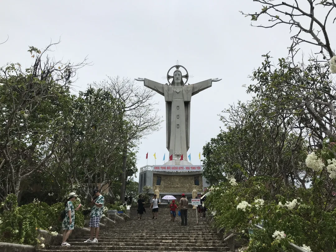 頭頓耶穌山上的巨大耶穌雕像,登頂可俯瞰城市