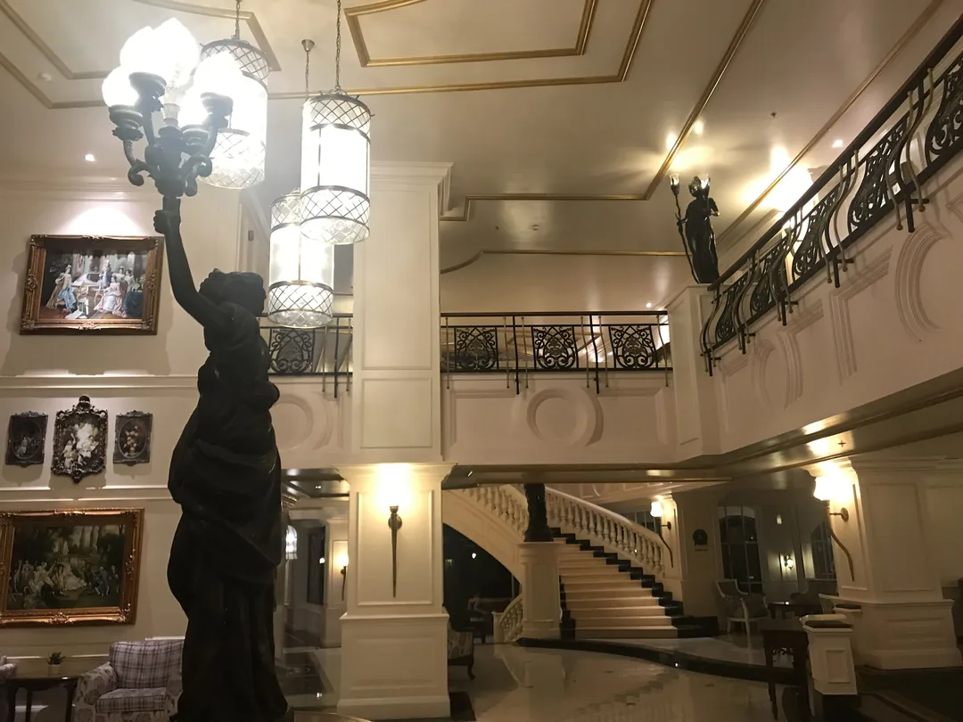 頭頓帝國酒店外觀,華麗的歐式建築與泳池