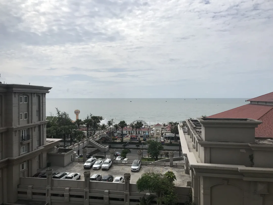 頭頓帝國酒店外觀,華麗的歐式建築與泳池