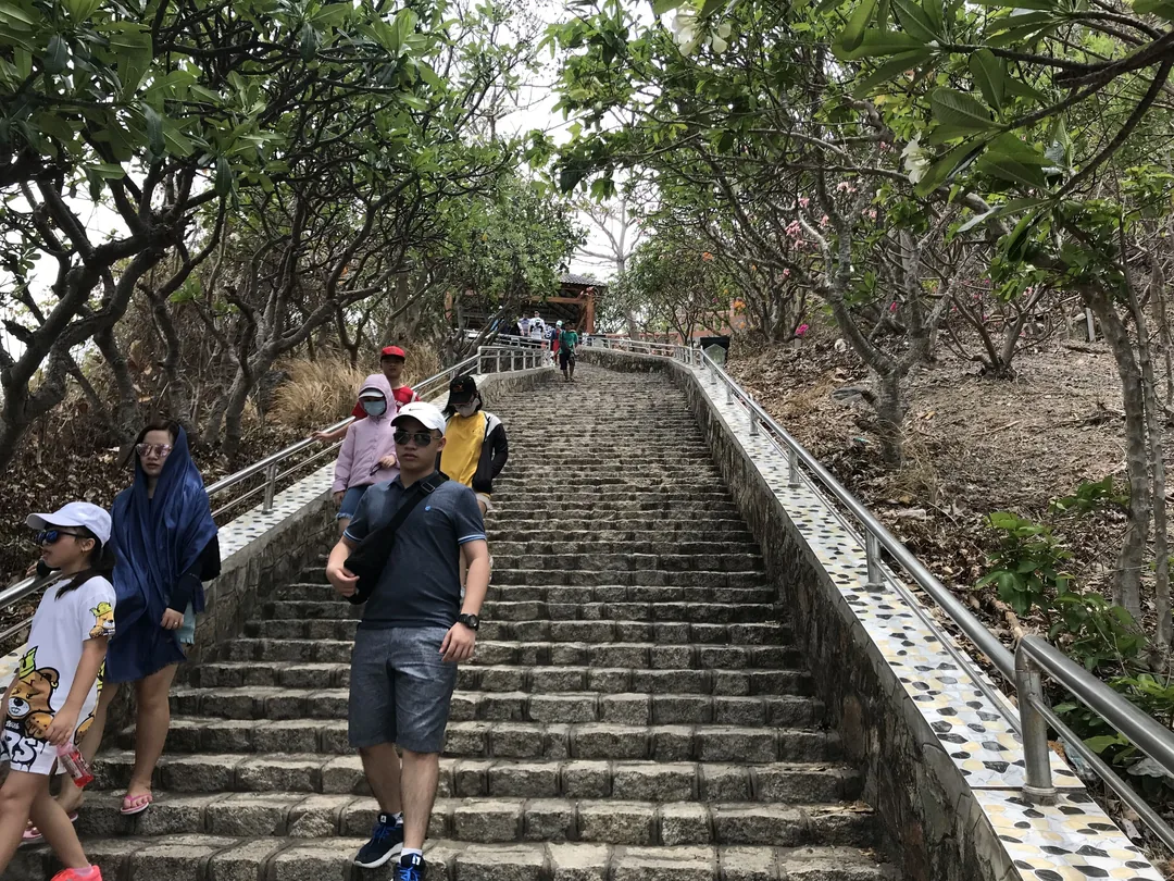 頭頓耶穌山上的巨大耶穌雕像,登頂可俯瞰城市