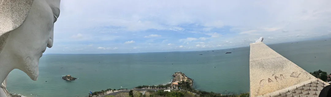 頭頓耶穌山上的巨大耶穌雕像,登頂可俯瞰城市