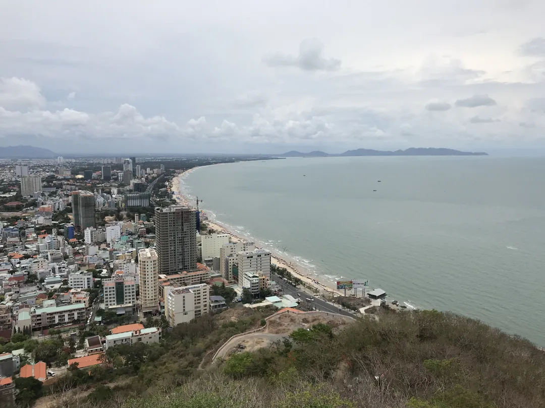 頭頓耶穌山上的巨大耶穌雕像,登頂可俯瞰城市