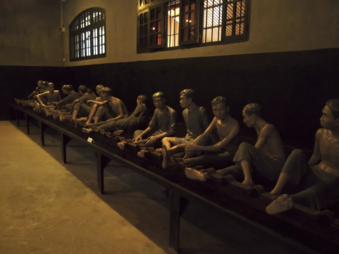 火爐監獄牢房內部 (Hoa Lo Prison Cell Interior),展示越南戰爭與法國殖民時期的囚犯生活環境。