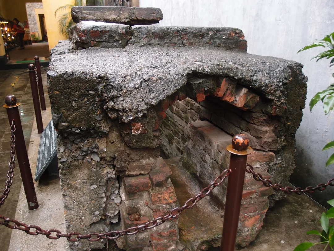 火爐監獄下水道 (Hoa Lo Prison Sewer Tunnel),曾有政治犯透過這裡成功逃獄。