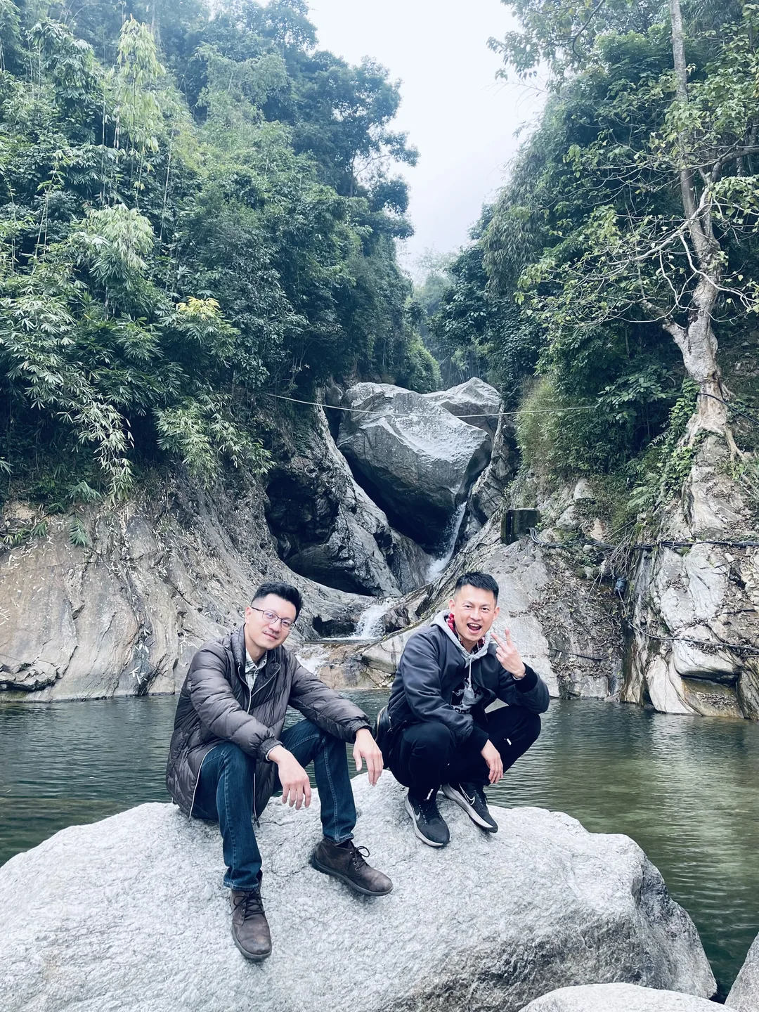 隱藏在 Ha Thanh 村的秘境瀑布,清澈的水流從岩壁間傾瀉而下。