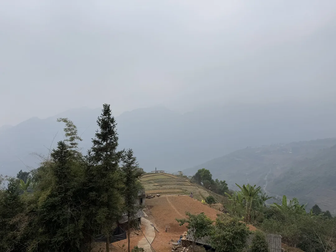 越南河江 Bac Sum 山口,雲霧繚繞的高山景色。