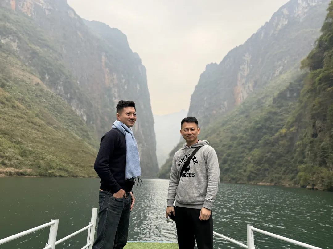 Nho Que 河夢幻般的碧綠水域,小船航行於壯麗峽谷之間。