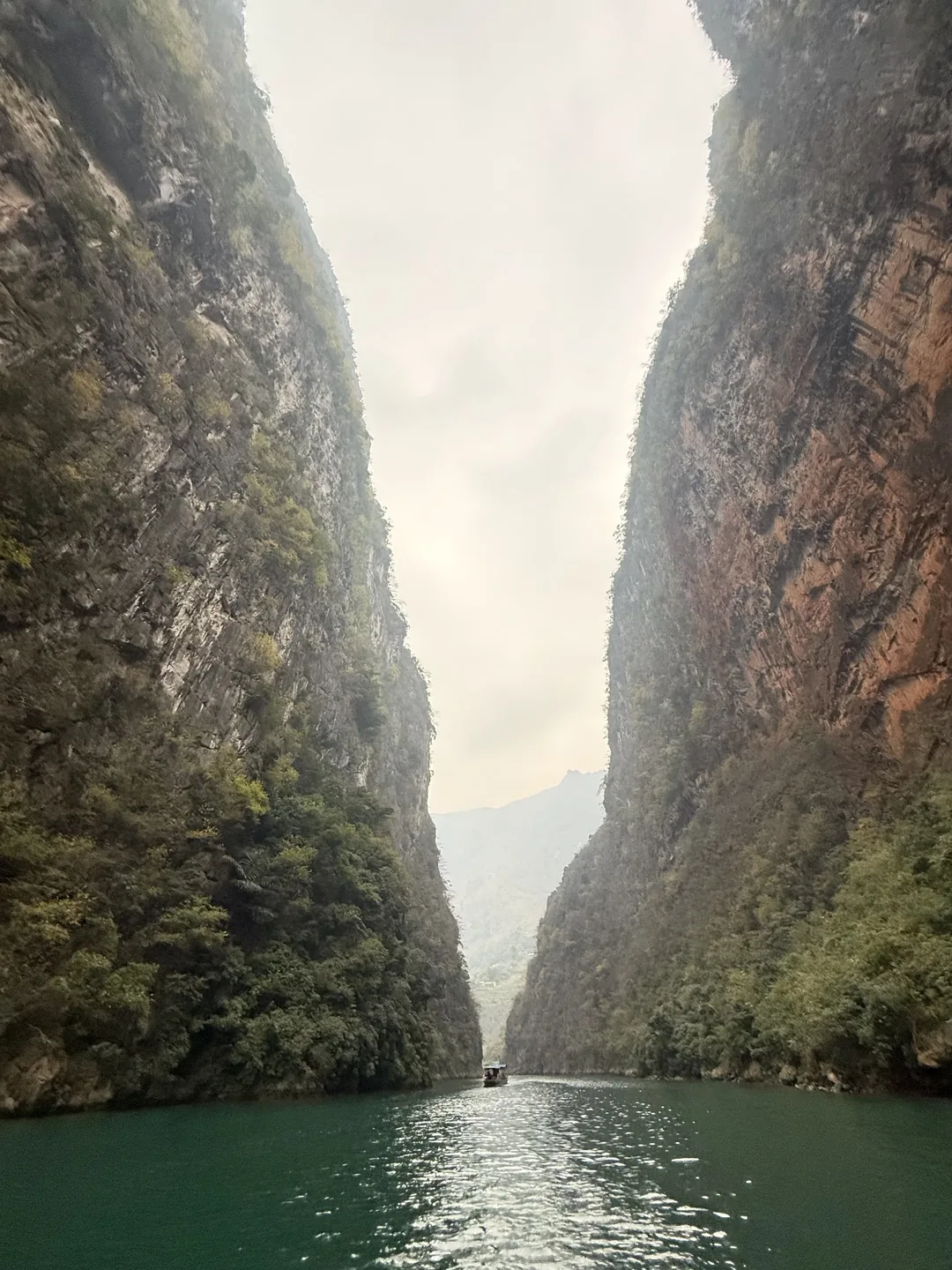 Nho Que 河夢幻般的碧綠水域,小船航行於壯麗峽谷之間。