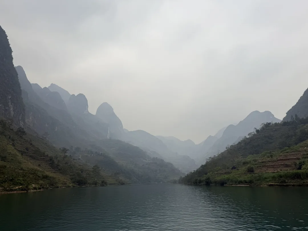 Nho Que 河夢幻般的碧綠水域,小船航行於壯麗峽谷之間。