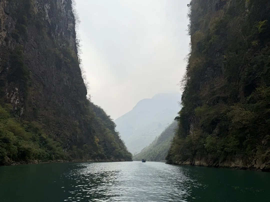 Nho Que 河夢幻般的碧綠水域,小船航行於壯麗峽谷之間。