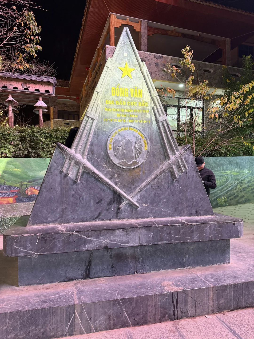 Dong Van 鎮的熱鬧街道與燈火夜景,當地人享受悠閒夜晚。