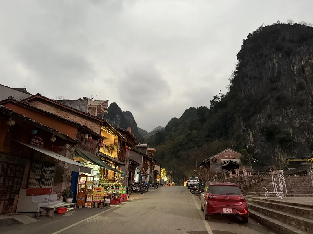 越南河江 Đồng Văn 鎮早餐 Bánh Cuốn,搭配熱湯與肉末,是北部特色越式早餐。