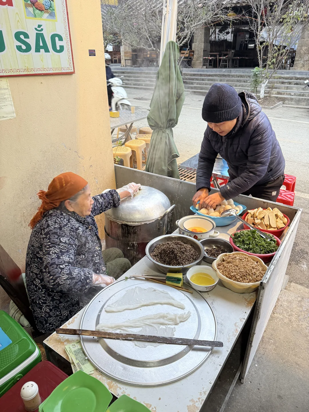 越南河江 Đồng Văn 鎮早餐 Bánh Cuốn,搭配熱湯與肉末,是北部特色越式早餐。