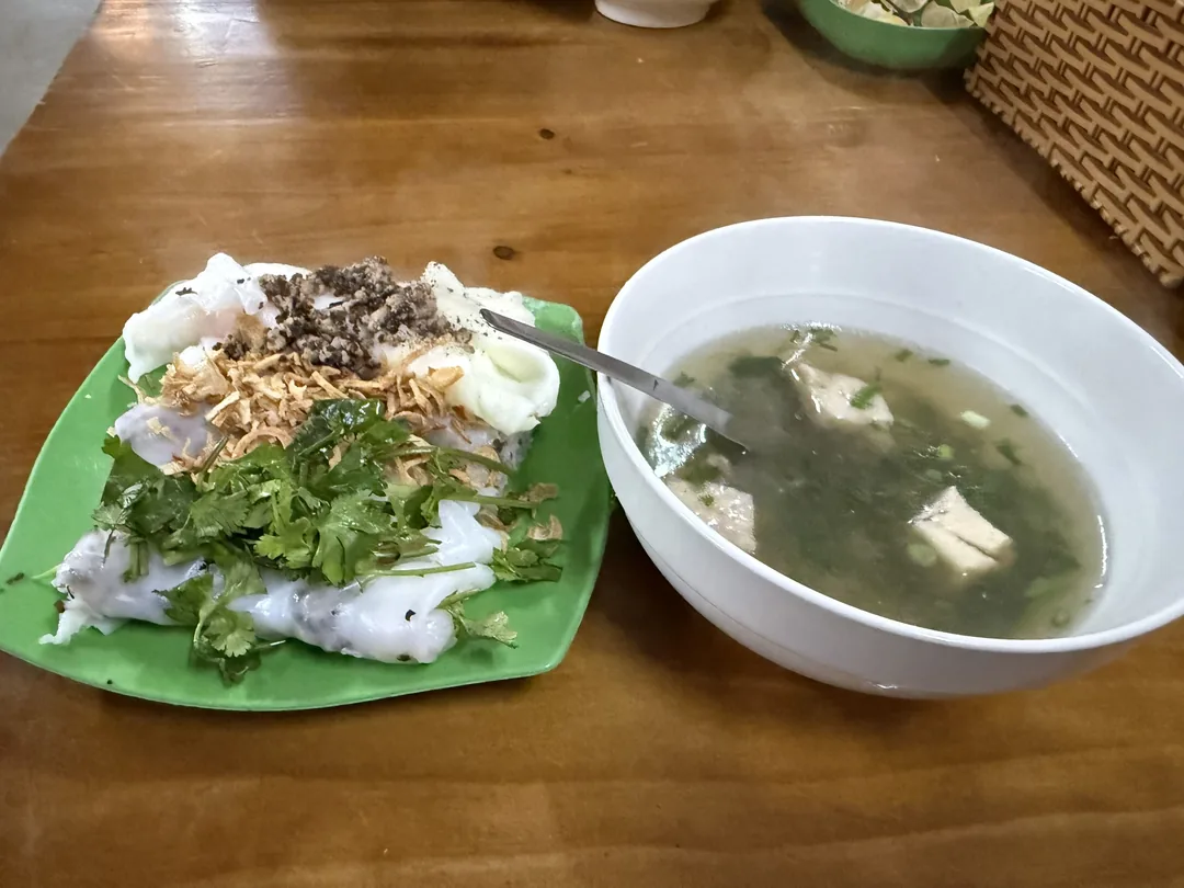越南河江 Đồng Văn 鎮早餐 Bánh Cuốn,搭配熱湯與肉末,是北部特色越式早餐。