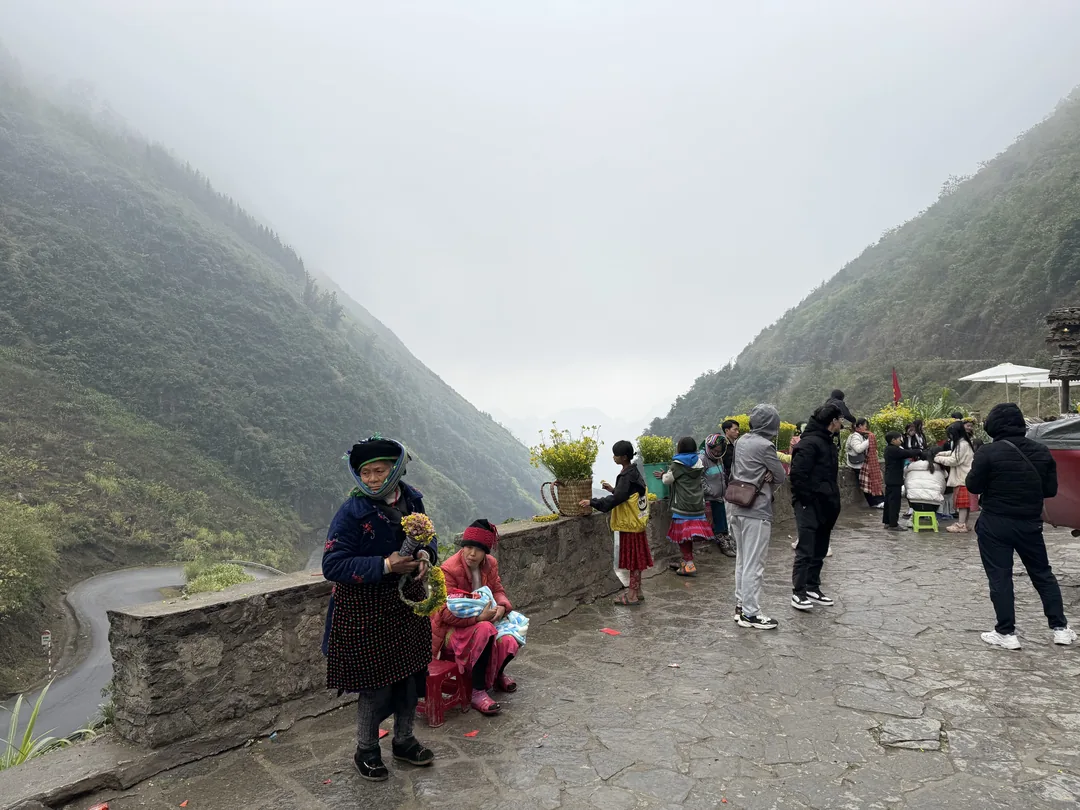 Thẩm Mã Pass(試馬坡)是河江環線最美的山路,蜿蜒公路盤踞群山,風景壯麗。
