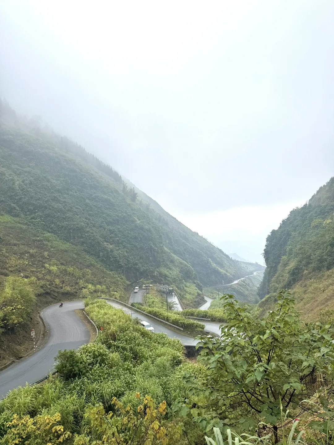 Thẩm Mã Pass(試馬坡)是河江環線最美的山路,蜿蜒公路盤踞群山,風景壯麗。