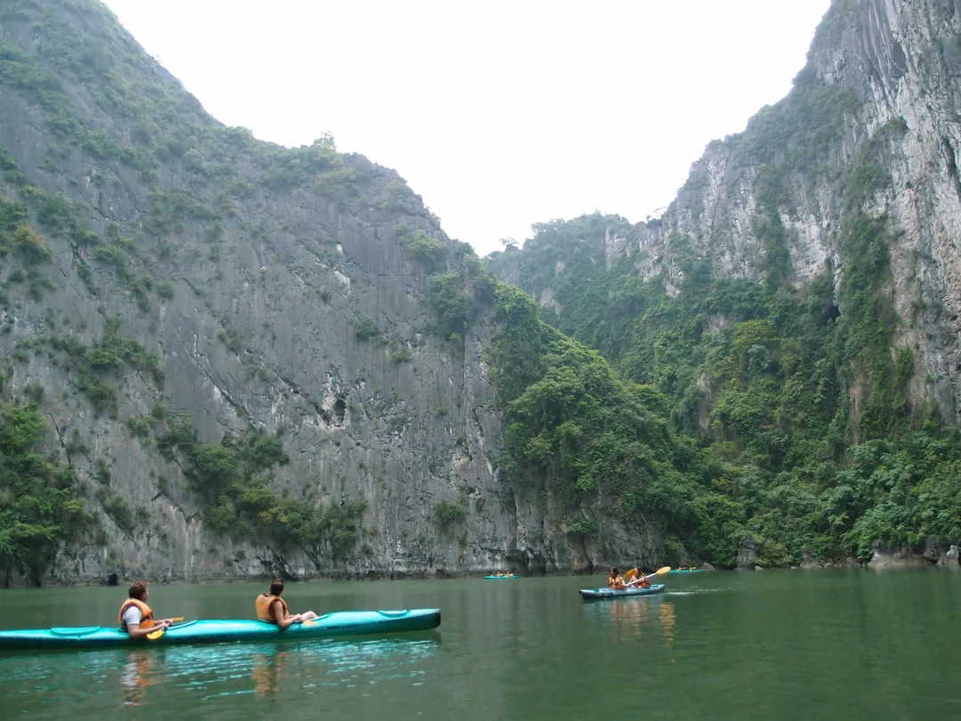 下龍灣船遊風景,北越自然奇景之一