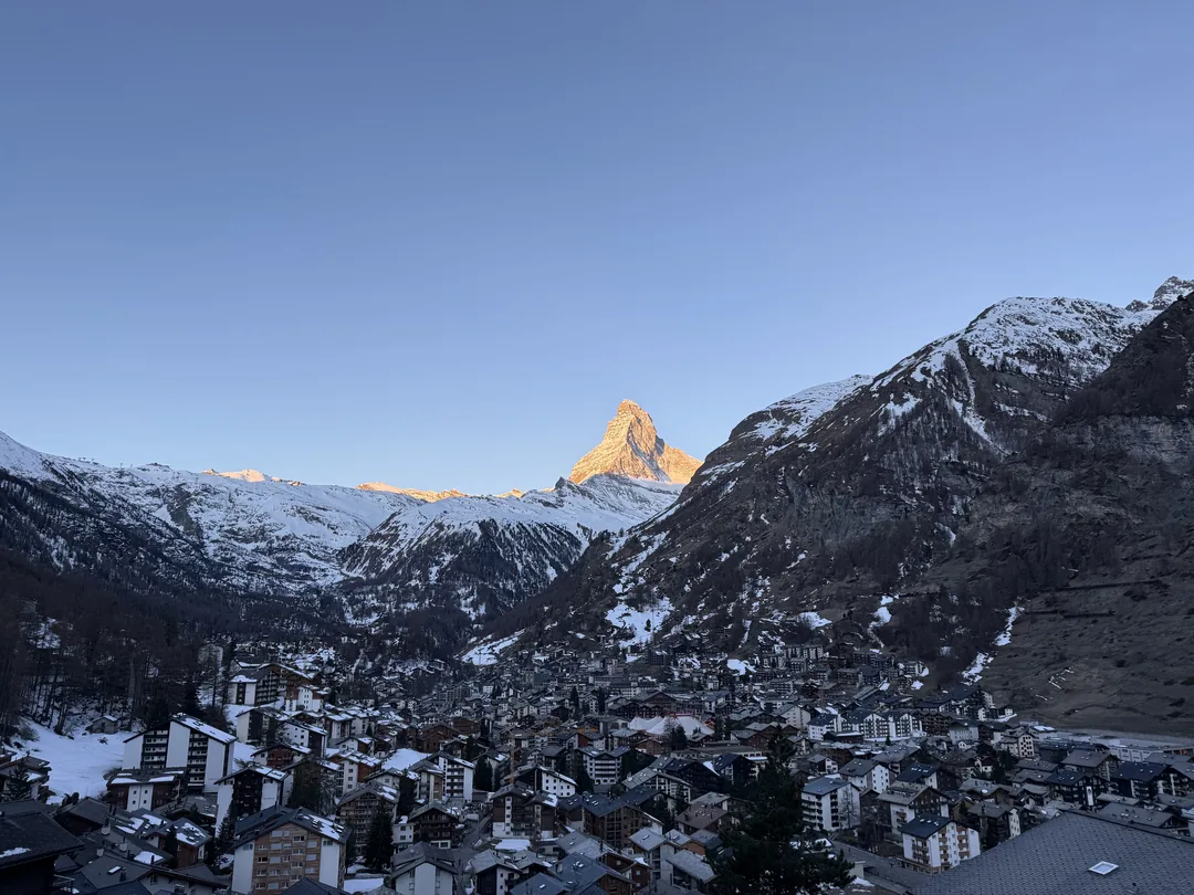 馬特洪峰的日照金山也是十分有名